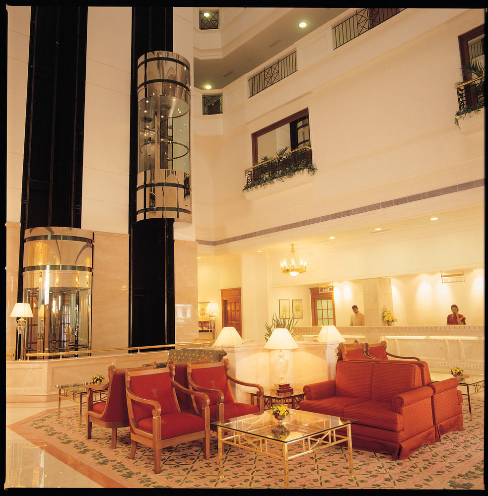Отель Abad Atrium Коччи Экстерьер фото